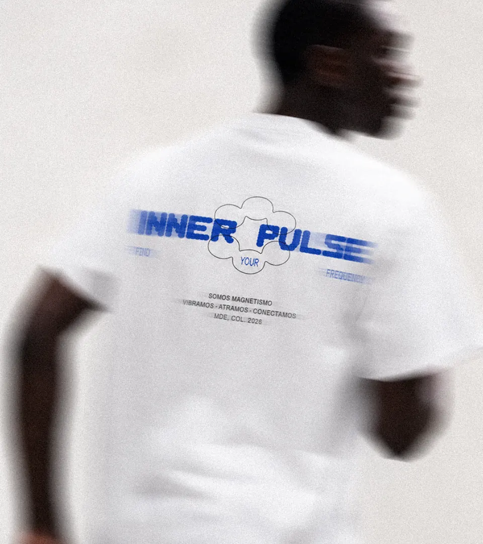 Camiseta blanca con imagotipo azul y textos en Thermochrome