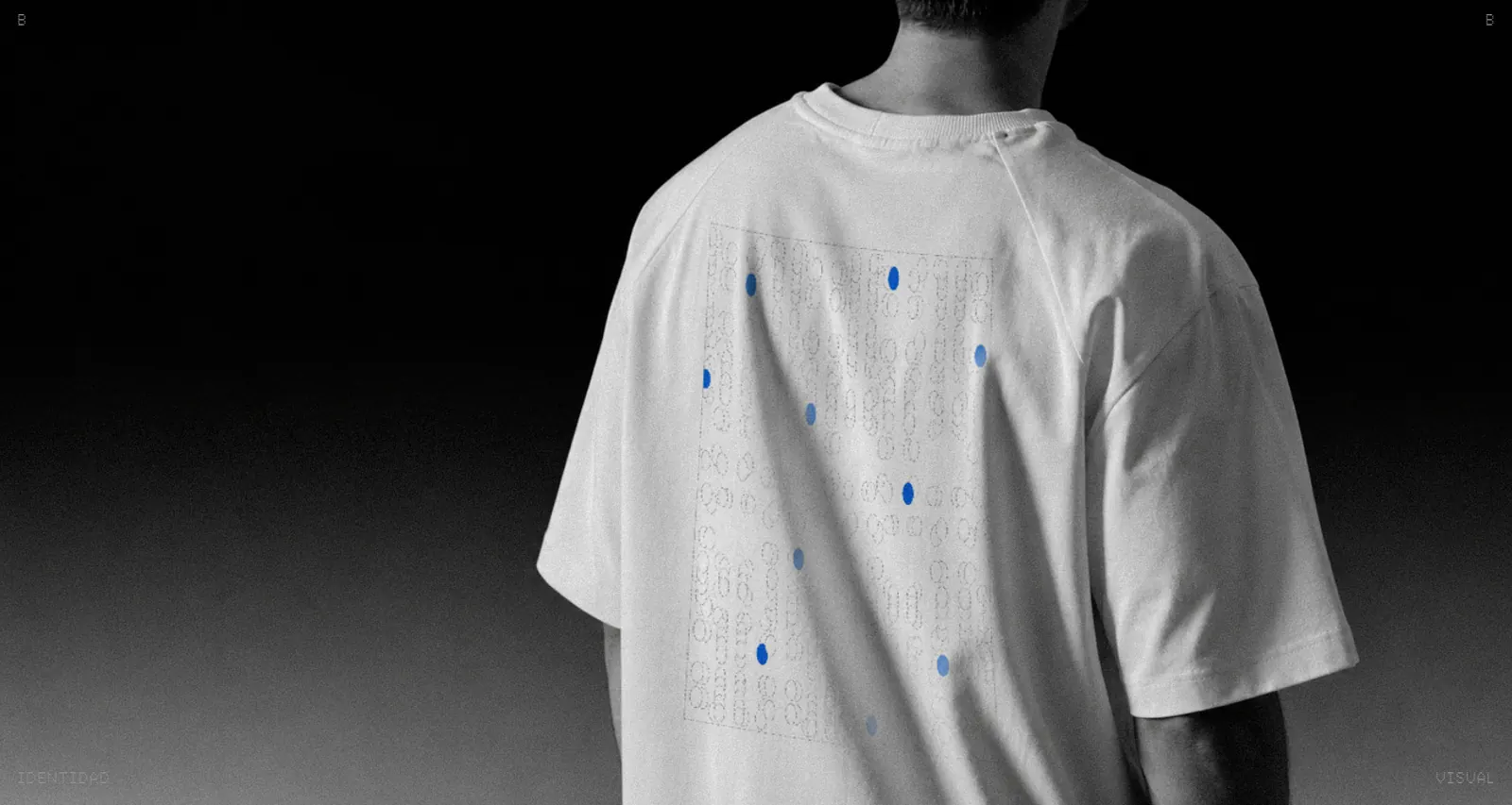Modelo de espaldas con camiseta blanca: patrón de puntos en outline y acentos Azul Pulso