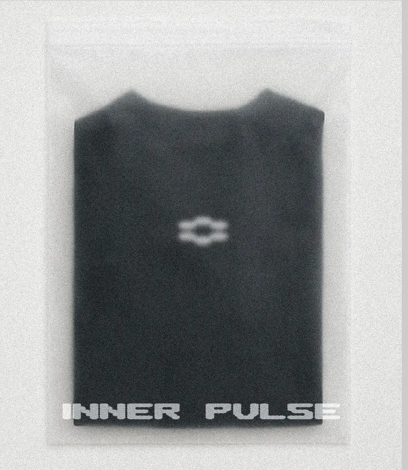 Camiseta negra en bolsa translúcida con isotipo y logotipo