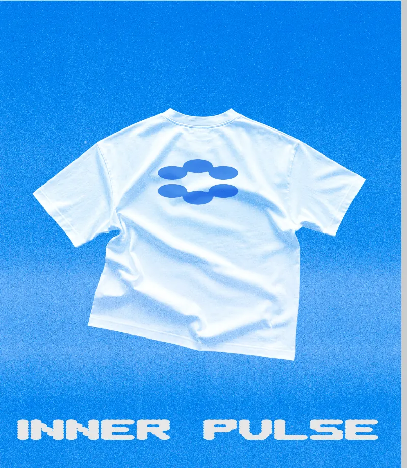 Póster con camiseta blanca e isotipo sobre degradado azul